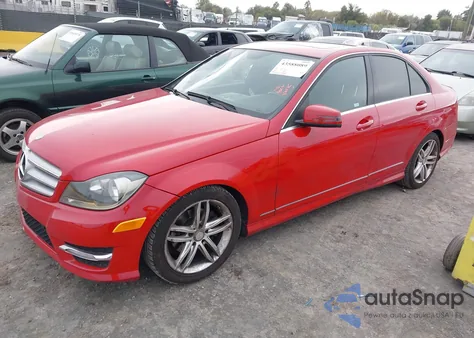 2013 Mercedes-Benz C 250 Sport z USA, uszkodzony, nr VIN WDDGF4HB3DR254481